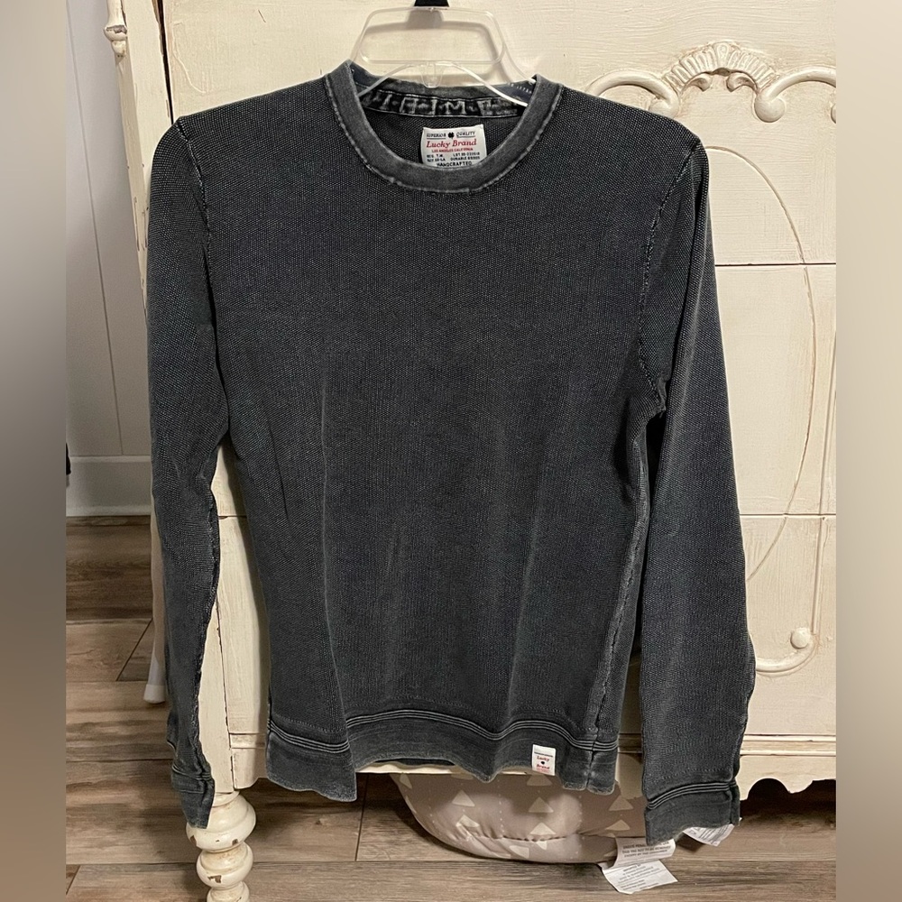 Grey long-sleeve shirt